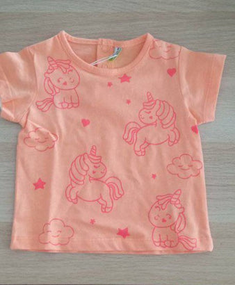 🧡 T-shirt Menina – Unicórnios e Sonhos 🦄☁️